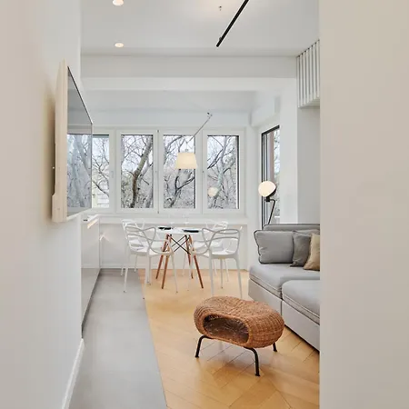 Vibrant Downtown With Balcony شقة *