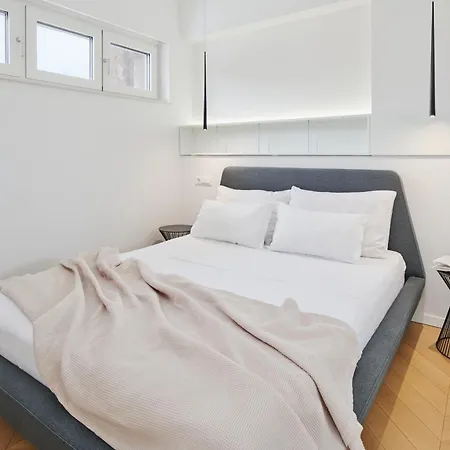 شقة Vibrant Downtown With Balcony سبليت