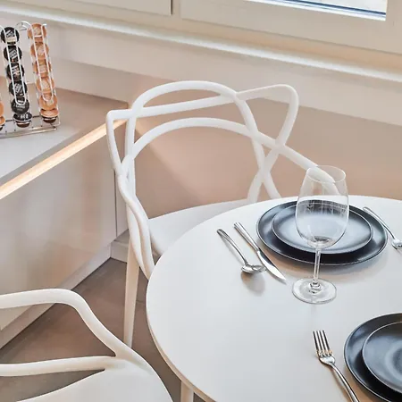 Vibrant Downtown With Balcony شقة