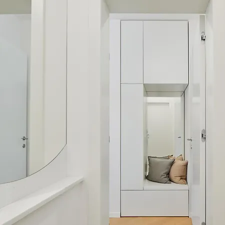 شقة Vibrant Downtown With Balcony سبليت