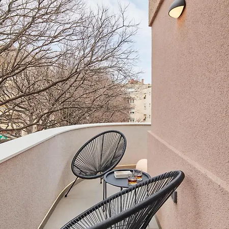 Vibrant Downtown With Balcony * سبليت