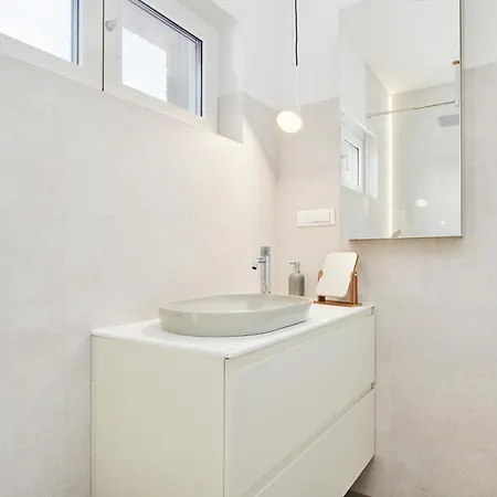 Vibrant Downtown Apartment With Balcony *